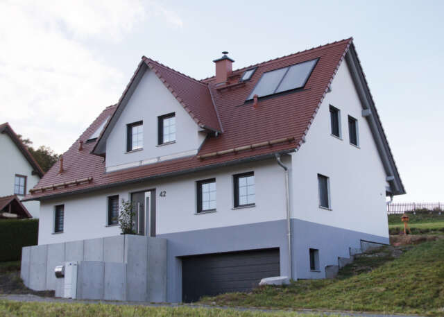 Einfamilienhaus am Steinbüschelweg in Jonsdorf - Hauptfassade mit Tiefgarage