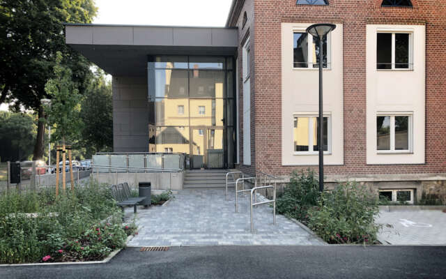 Kundenzentrale Stadtwerke Zittau - Eingangsbereich mit neuer Außenanlage