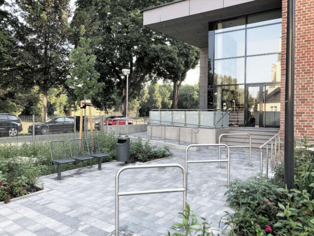 Kundenzentrale Stadtwerke Zittau - Eingangsbereich mit neuer Rampenanlage
