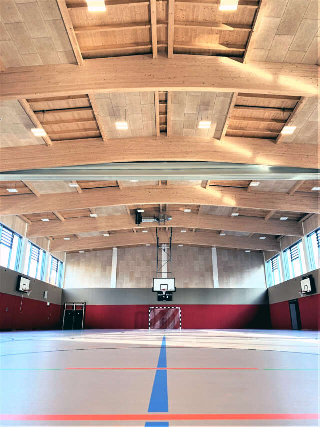 Sporthalle an der Weinauschule Zittau - Hallenbereich mit Dachtragwerk